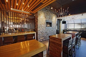 Lunch and dinner served, international cuisine - Niagara Falls Marriott on the Falls (Niagara Falls)