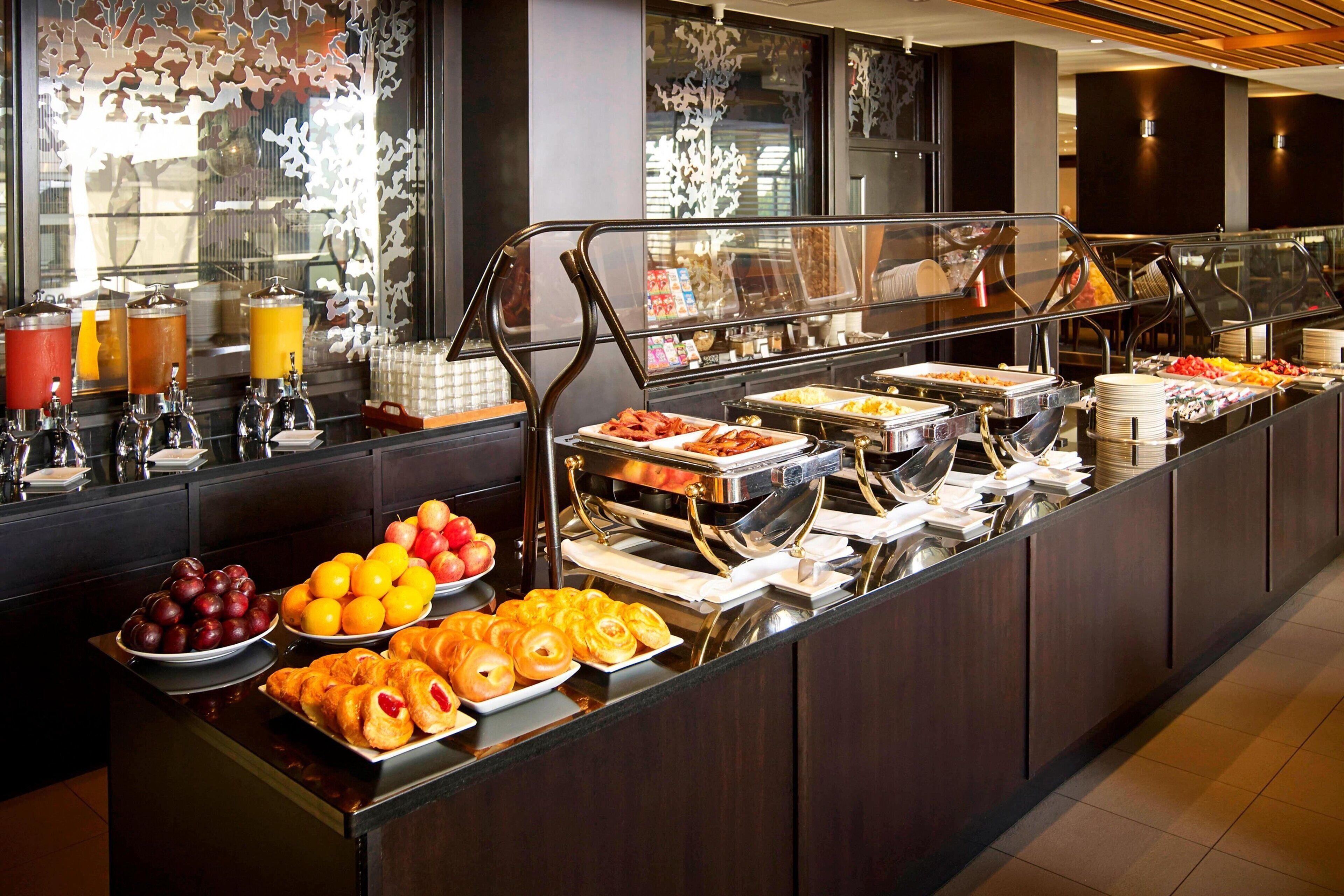 lunch and dinner served, international cuisine