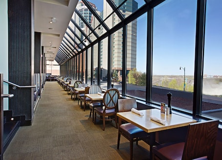 Lunch and dinner served, international cuisine