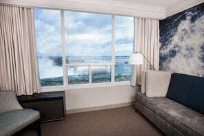 Colchones con pillow-top, escritorio y cortinas blackout 