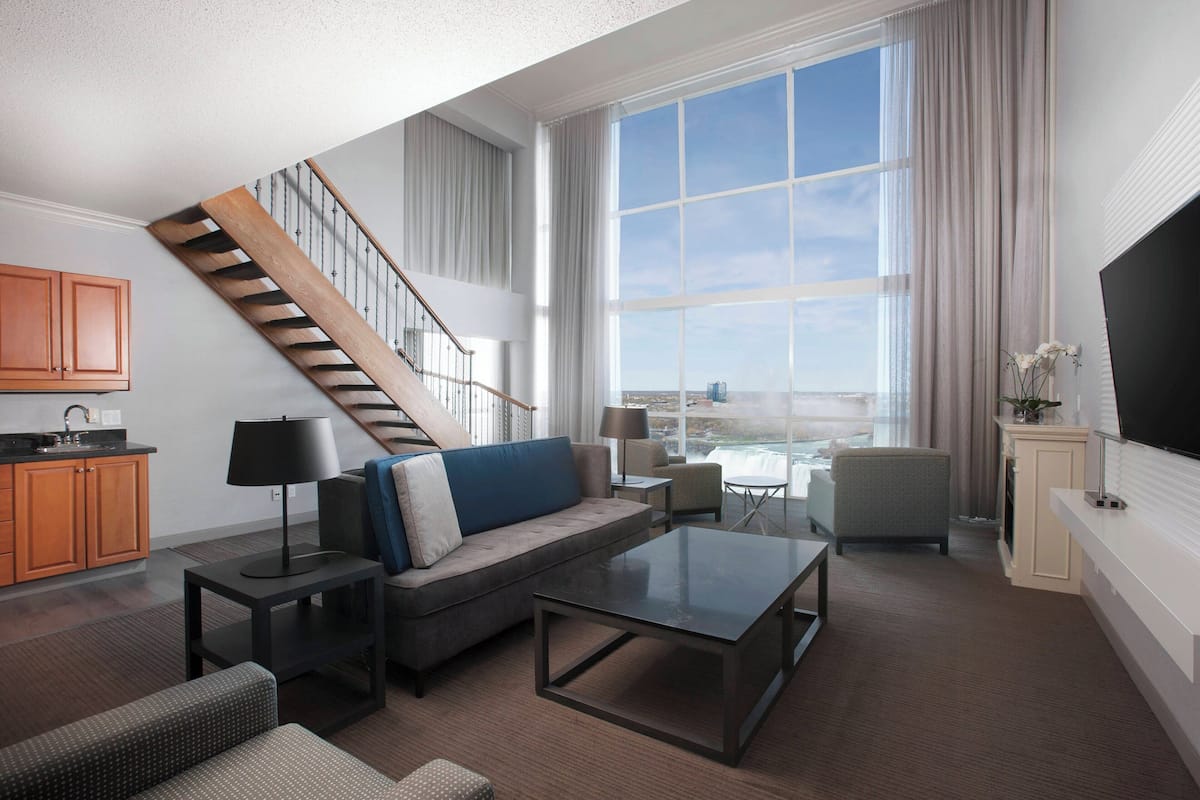 Suite, 1 très grand lit, non-fumeurs | Salle de séjour | Télévision LCD de 49 pouces avec chaînes par câble, télévision