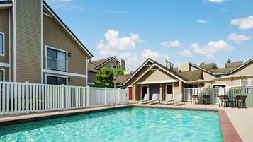 Alberca al aire libre por temporada