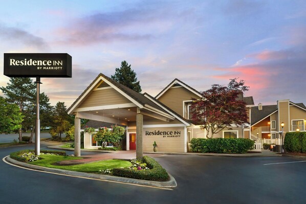 A multi-story hotel with a covered entrance and a landscaped driveway. - Residence Inn by Marriott Seattle North-Lynnwood Everett (Lynnwood)