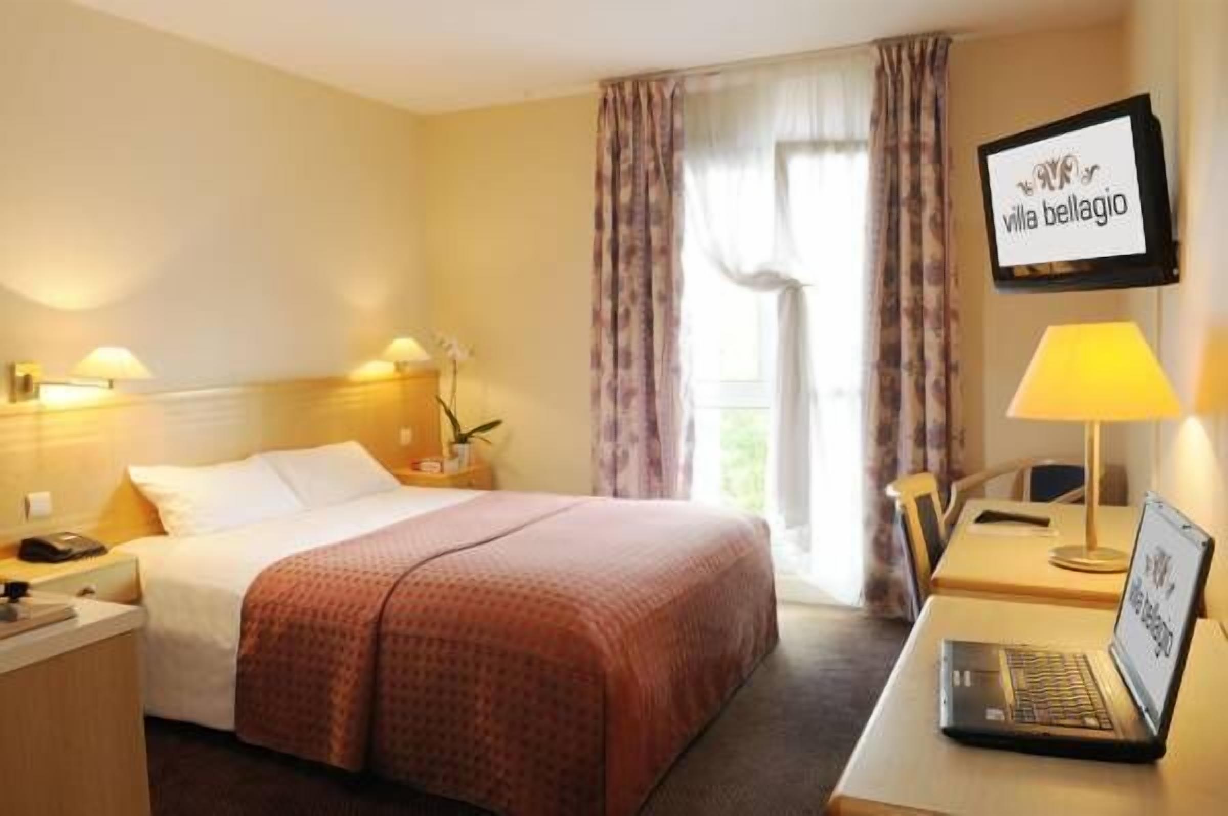 مكتب وستائر تعتيم وأسرّة أطفال/رضّع (مجانًا) وأسرّة قابلة للطي