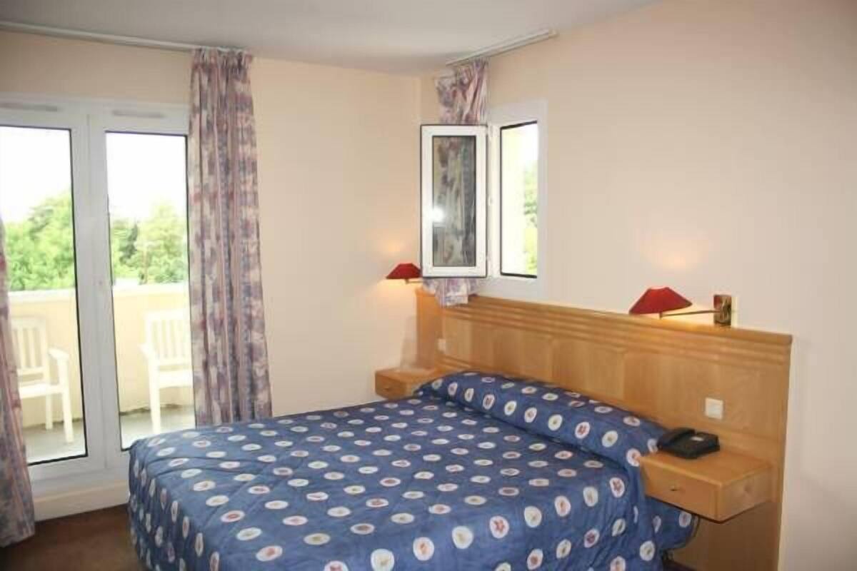 Desk, blackout drapes, free cribs/infant beds, rollaway beds