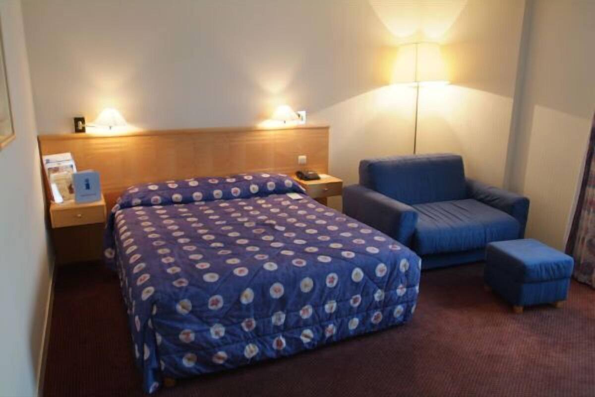 Desk, blackout drapes, free cribs/infant beds, rollaway beds