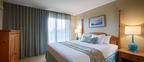 Une chambre d’hôtel avec un grand lit, une armoire en bois, une table de chevet avec une lampe et un tableau au mur.
