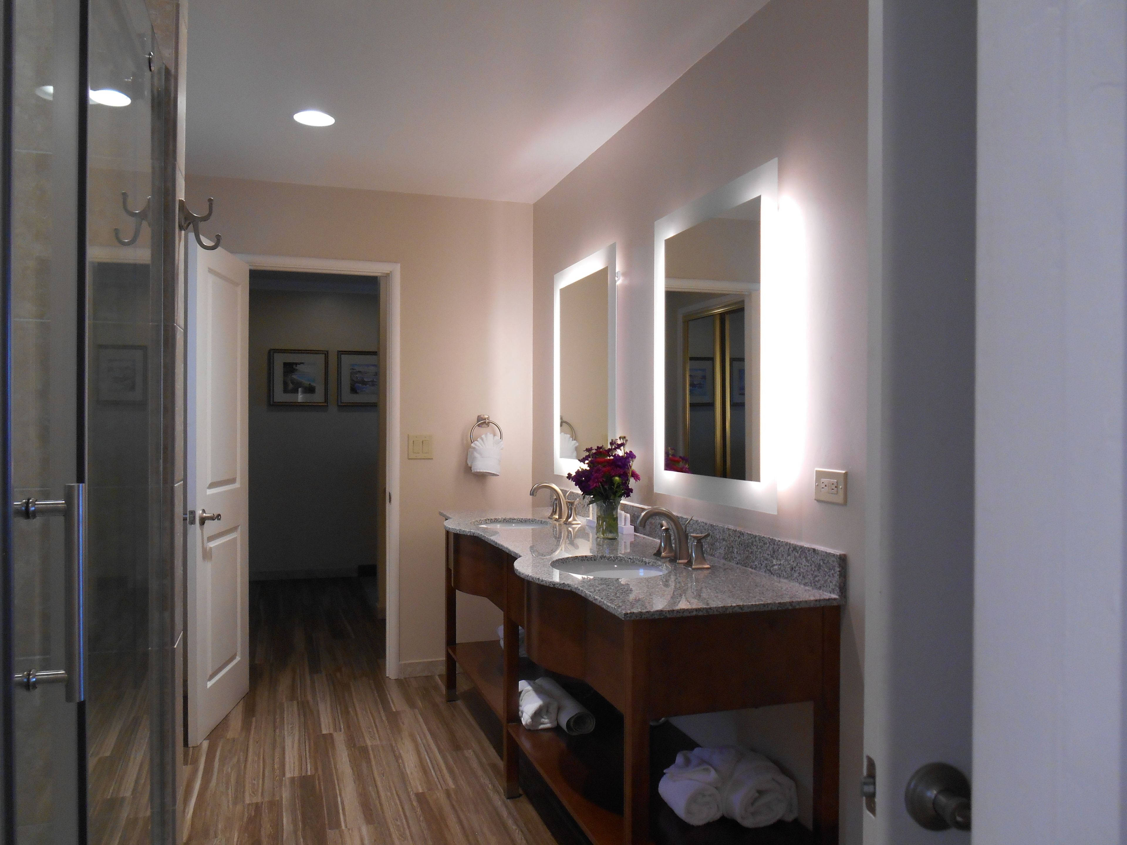 suite | bathroom | combined shower/bathtub, free toiletries, hair dryer, towels