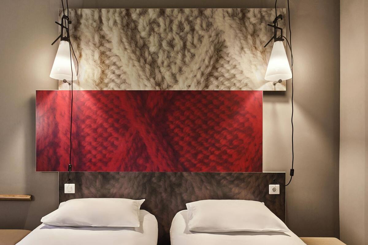 Chambre Standard, 2 lits jumeaux | Bureau, espace de travail pour ordinateurs portables