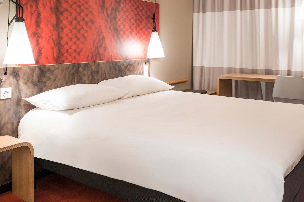 Habitació estàndard, 1 llit doble | Escriptori, espai de treball apte per a portàtils i cortines opaques