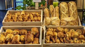 Una variedad de productos de panadería, como cruasanes y baguettes.