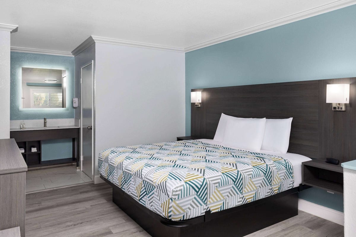 Zimmer, 1 King-Bett, Nichtraucher (Pet Friendly) | Zimmersafe, Schreibtisch, Verdunkelungsvorhänge, Bügeleisen/Bügelbrett