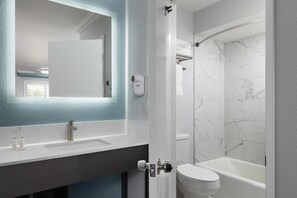 Tina con regadera, amenidades de baño gratuitas, secadora de cabello 