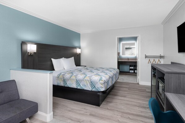 Room, 1 King Bed | In-room safe, desk, blackout curtains, iron/ironing board - Red Lion Inn & Suites Lemoore (Lemoore)