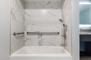 Combined shower/bathtub, free toiletries, hair dryer, towels