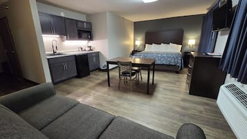 Suite, 1 cama King size, para no fumadores (Efficiency, Upgrade) | Espacio para trabajar con laptop y tabla de planchar con plancha