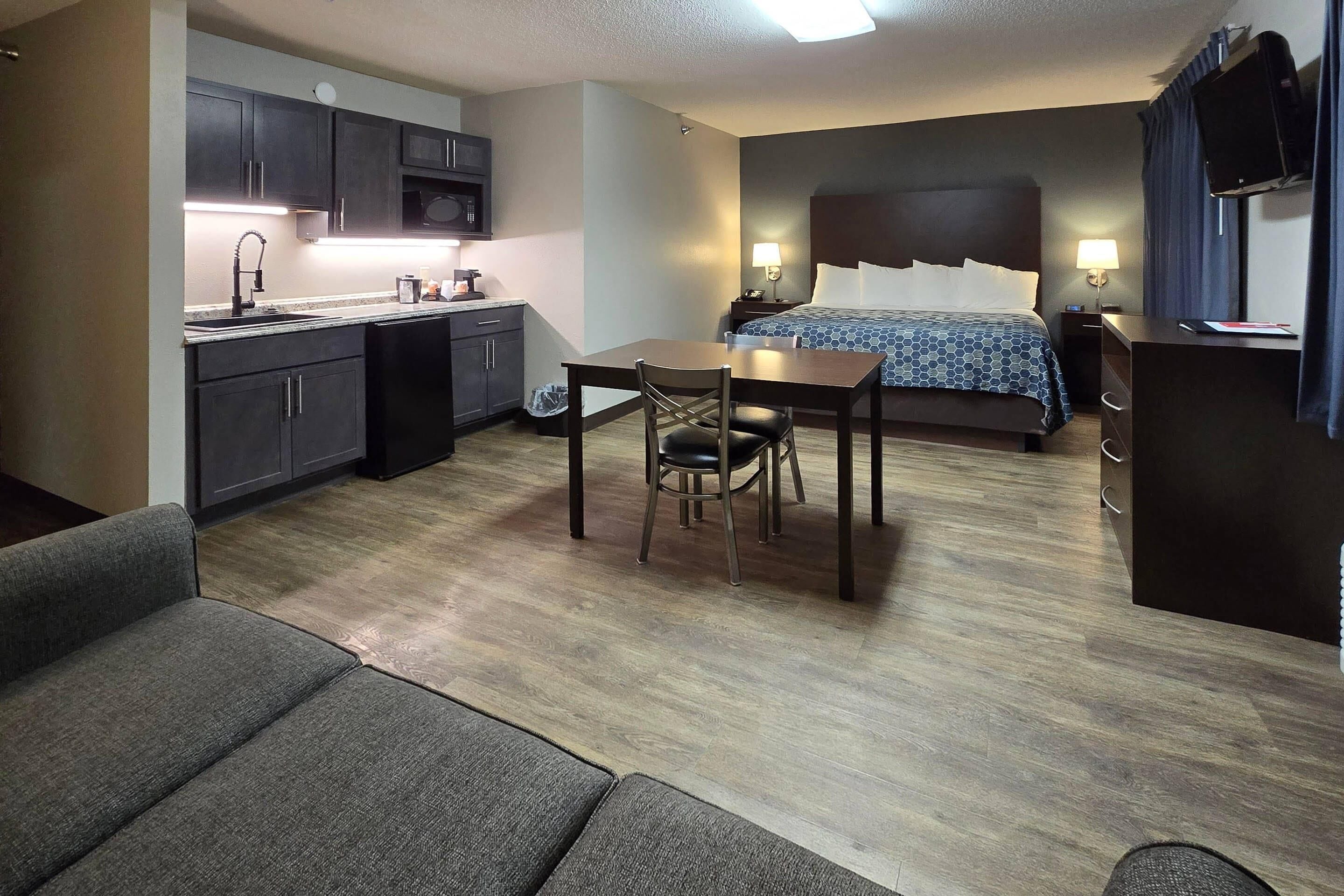 Suite, 1 cama de matrimonio grande, no fumadores (Efficiency, Upgrade) | Espacio para trabajar con un portátil y tabla de planchar con plancha