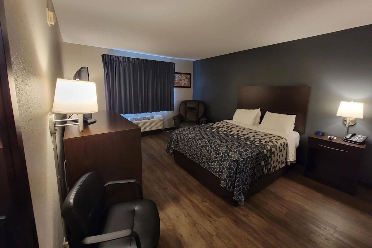 Senior Room, 1 Queen Bed, Accessible, Non Smoking | Laptop workspace, iron/ironing board, travel cot, free WiFi