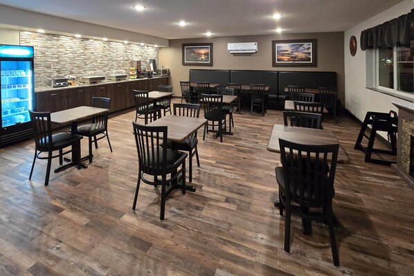 Free daily continental breakfast  - Econo Lodge Ortonville (Ortonville)