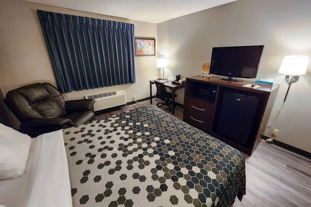 Standard Room, 1 Queen Bed, Non Smoking | Laptop workspace, iron/ironing board, travel cot, free WiFi