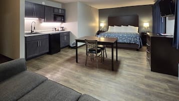 Suite, 1 cama King size, para no fumadores (Efficiency, Upgrade) | Espacio para trabajar con laptop y tabla de planchar con plancha