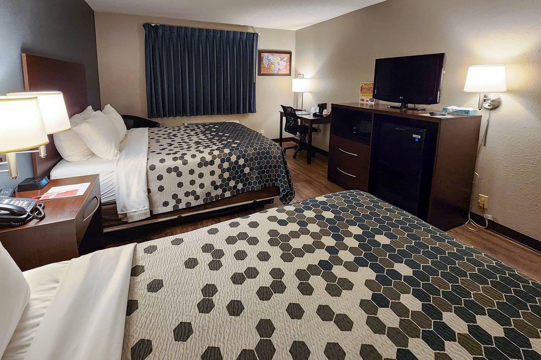 Espacio para trabajar con un portátil y tabla de planchar con plancha