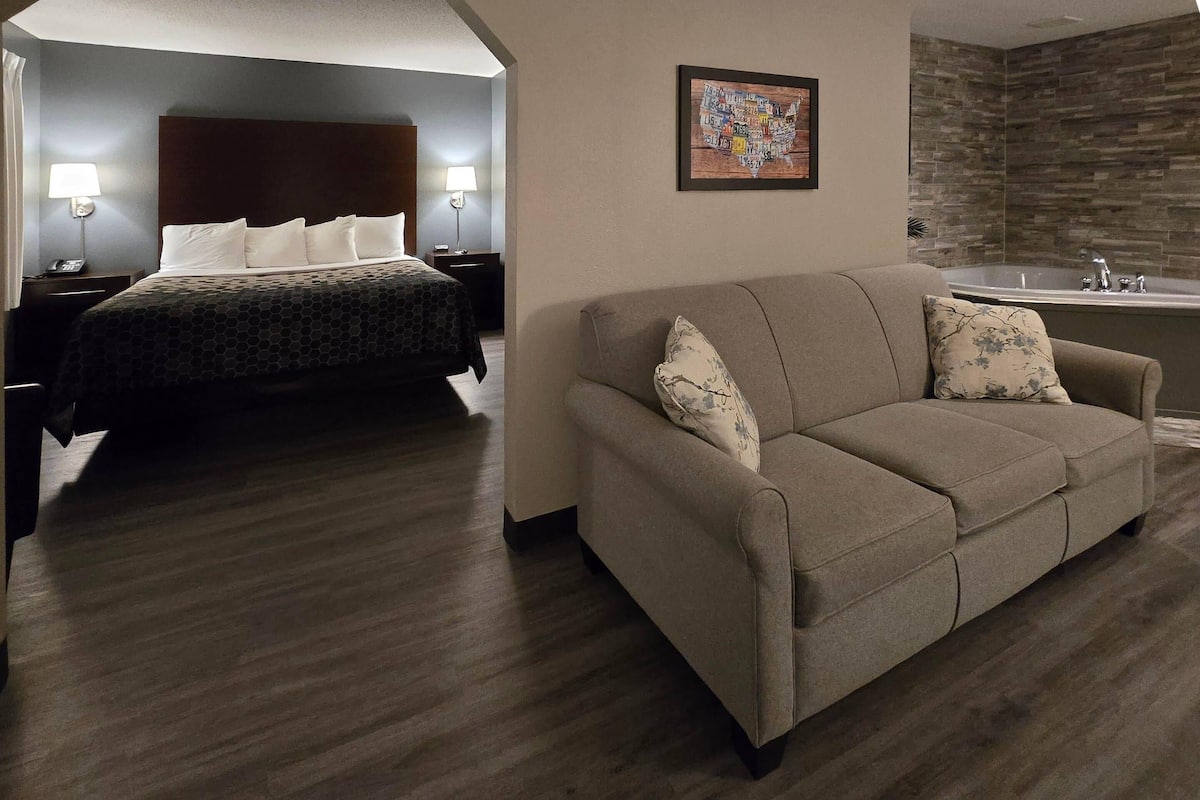 Honeymoon Suite, 1 King Bed with Sofa bed, Non Smoking | Laptop workspace, iron/ironing board, travel cot, free WiFi