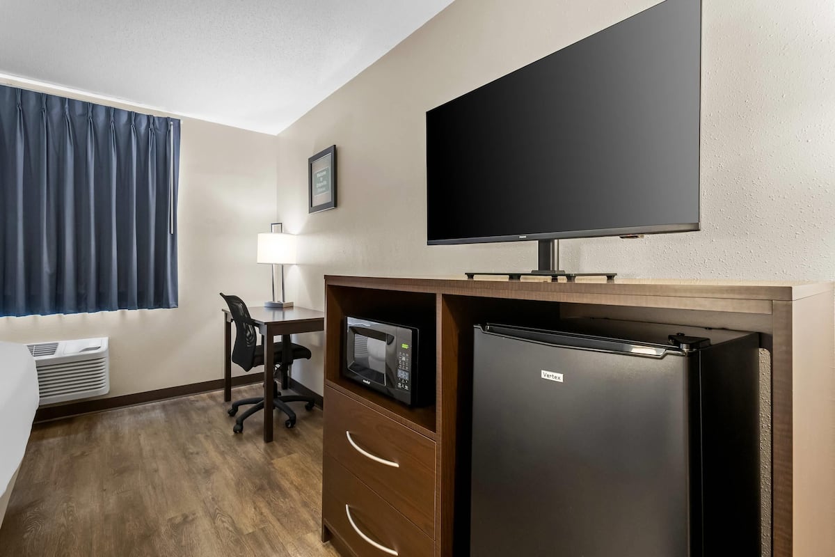 Standard Room, 2 Queen Beds, Non Smoking | Laptop workspace, iron/ironing board, free WiFi, bed sheets