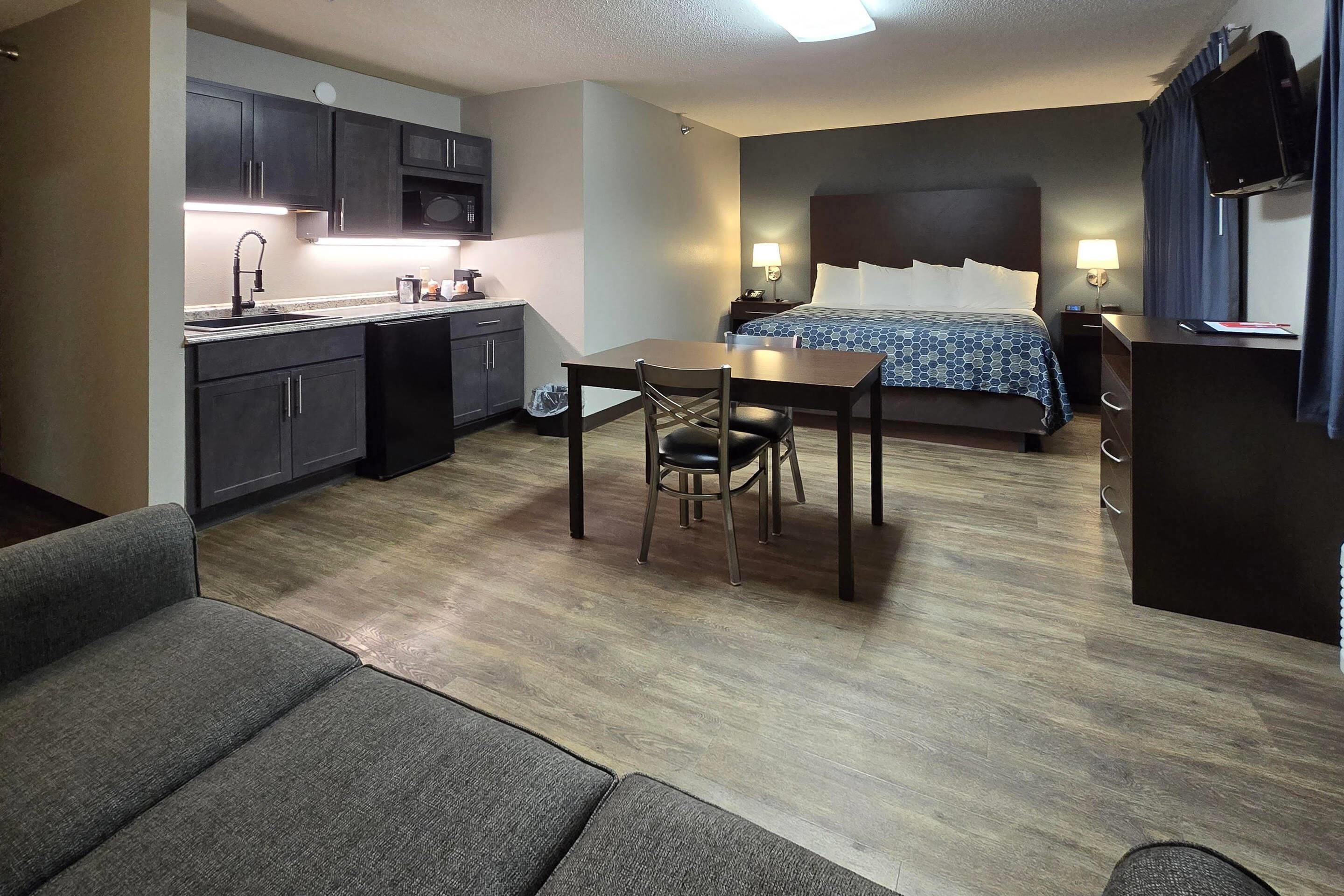 套房, 1 张特大床, 无烟房 (Efficiency, Upgrade) | 笔记本电脑工作区、熨斗/熨衣板、旅行婴儿床、免费 WiFi