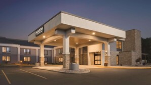 A modern hotel with a covered outdoor area, multiple entry points, and a well-lit facade. - Country Inn & Suites by Radisson, La Crosse, WI (La Crosse)