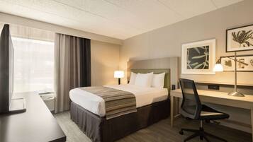 Hypo-allergenic bedding, desk, iron/ironing board, free WiFi