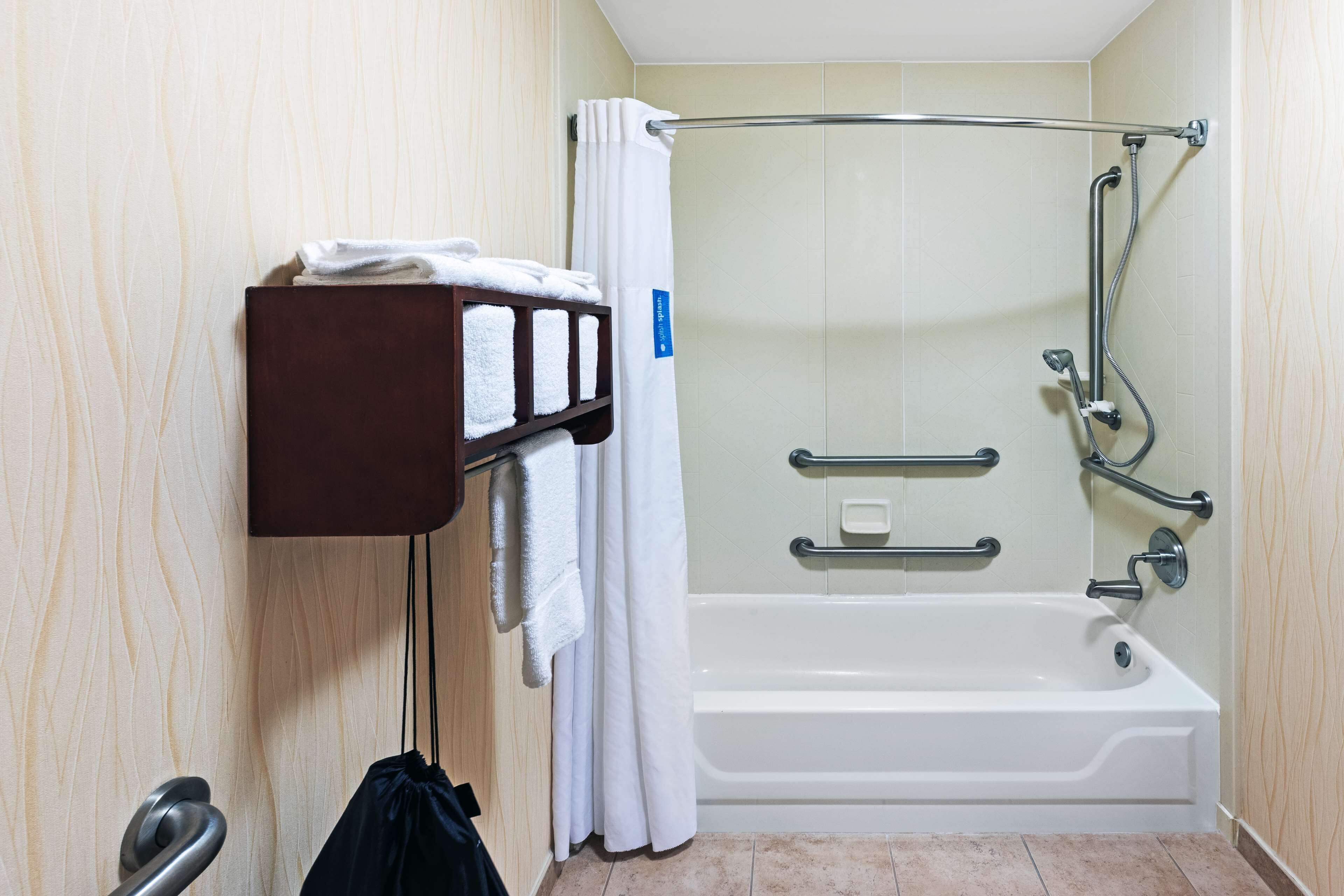 combined shower/bathtub, hair dryer, towels