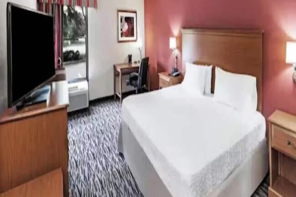 Desk, laptop workspace, iron/ironing board, free WiFi