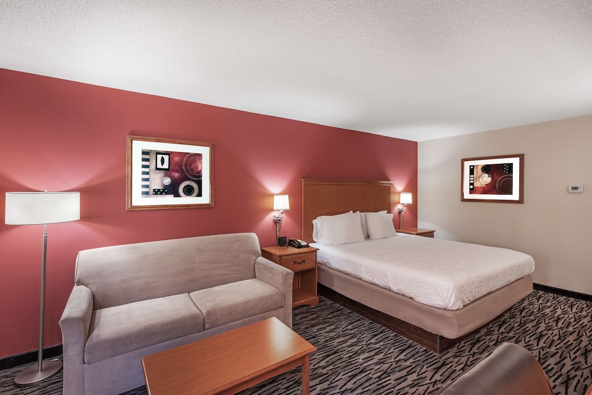 Room, 1 King Bed with Sofa bed (Study) | Living area | 32-inch LCD TV with cable channels, TV