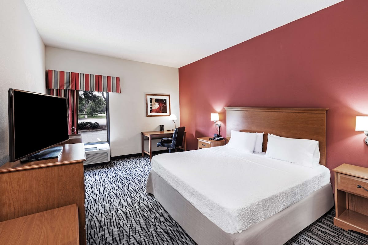Iron/ironing board, free WiFi, bed sheets, alarm clocks