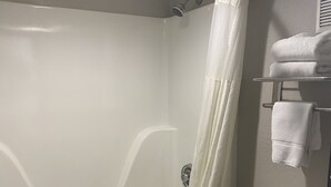 Une salle de bain équipée d ’une baignoire, de toilettes et d’un porte-serviettes avec des serviettes.