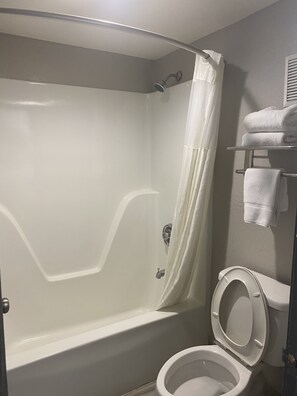 Combined shower/bathtub, free toiletries, hair dryer, towels