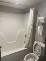Bañera con ducha, artículos de tocador gratuitos, secador de pelo