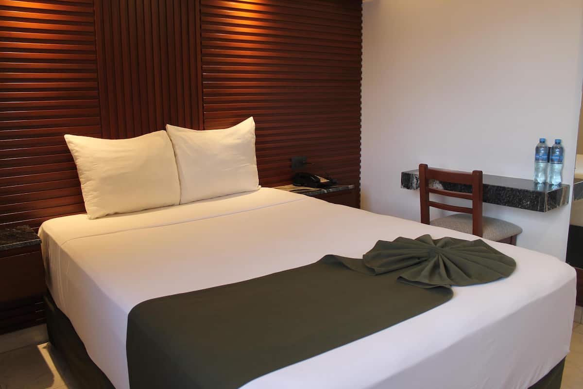 Ropa de cama de alta calidad y caja de seguridad en la habitación