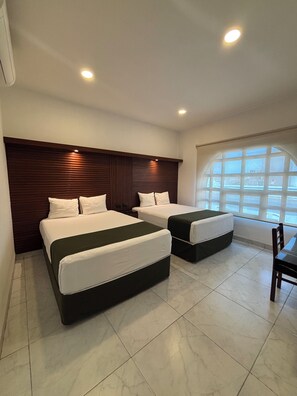 Standard-Doppelzimmer | Hochwertige Bettwaren, Zimmersafe, individuell dekoriert, Schreibtisch