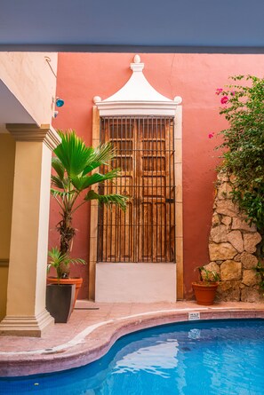 Outdoor pool - Hotel Colonial (Mérida)