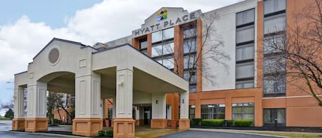 Ein Hyatt Place Hotel mit markantem Eingang, großen Fenstern und modernem architektonischen Design.