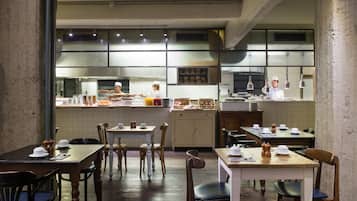 Colazione a buffet, servita tutte le mattine (15 EUR a persona)