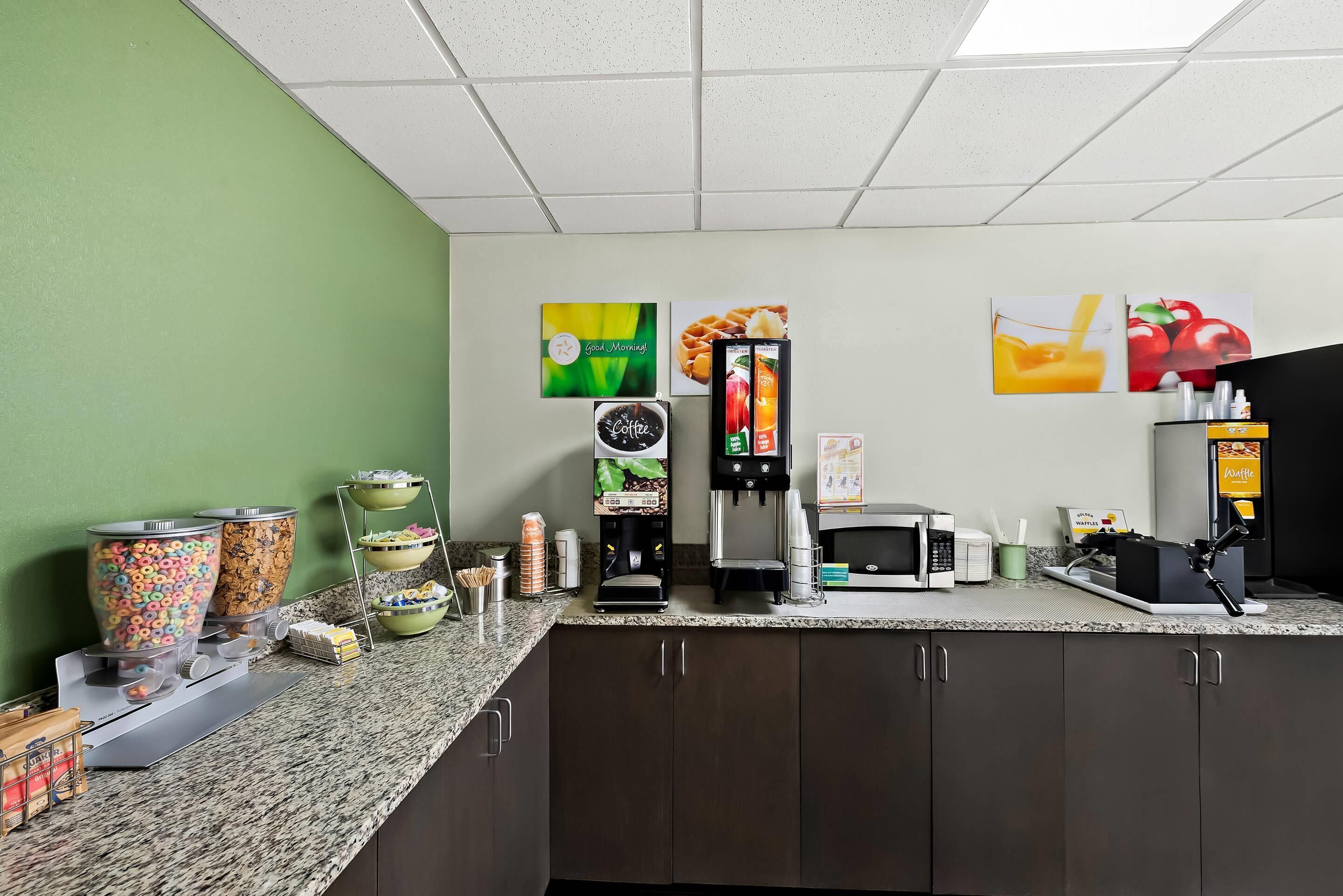 朝食 (コンチネンタル ブレックフ  ァスト)、毎日提供 (無料)