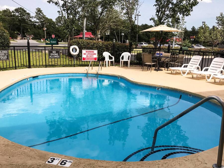 Außenpool (je nach Saison geöffnet), Sonnenschirme, Liegestühle