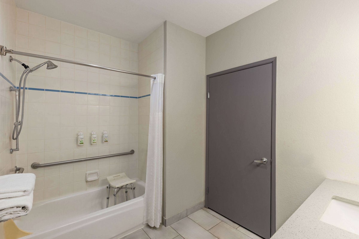 Chambre, 1 grand lit, accessible aux personnes à mobilité réduite, non-fumeur (Mobility, Bathtub) | Salle de bain adaptée