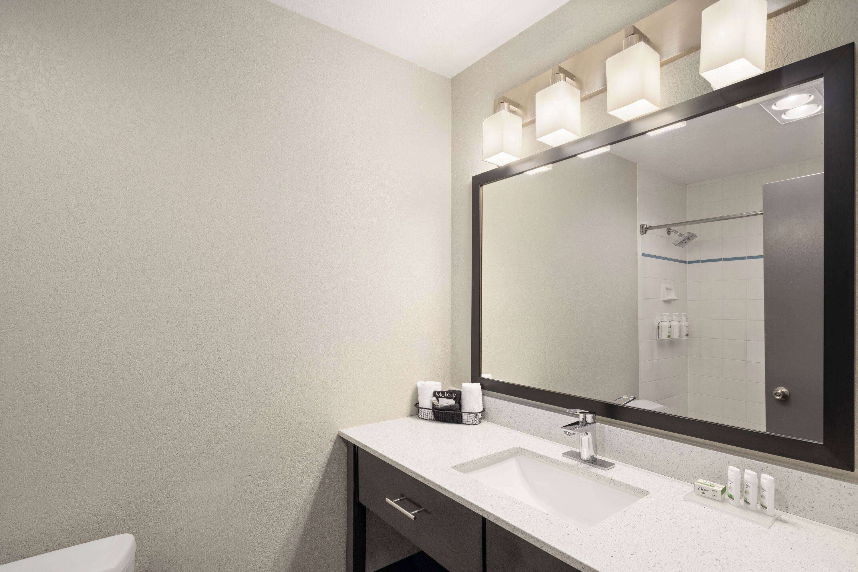 room, 1 queen bed, non smoking | bathroom | combined shower/bathtub, designer toiletries, hair dryer, towels