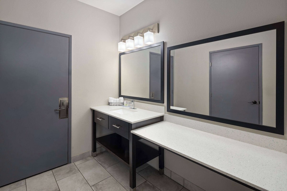 Chambre, 2 grands lits, accessible aux personnes à mobilité réduite, non-fumeur (Mobility, Bathtub) | Salle de bain adaptée