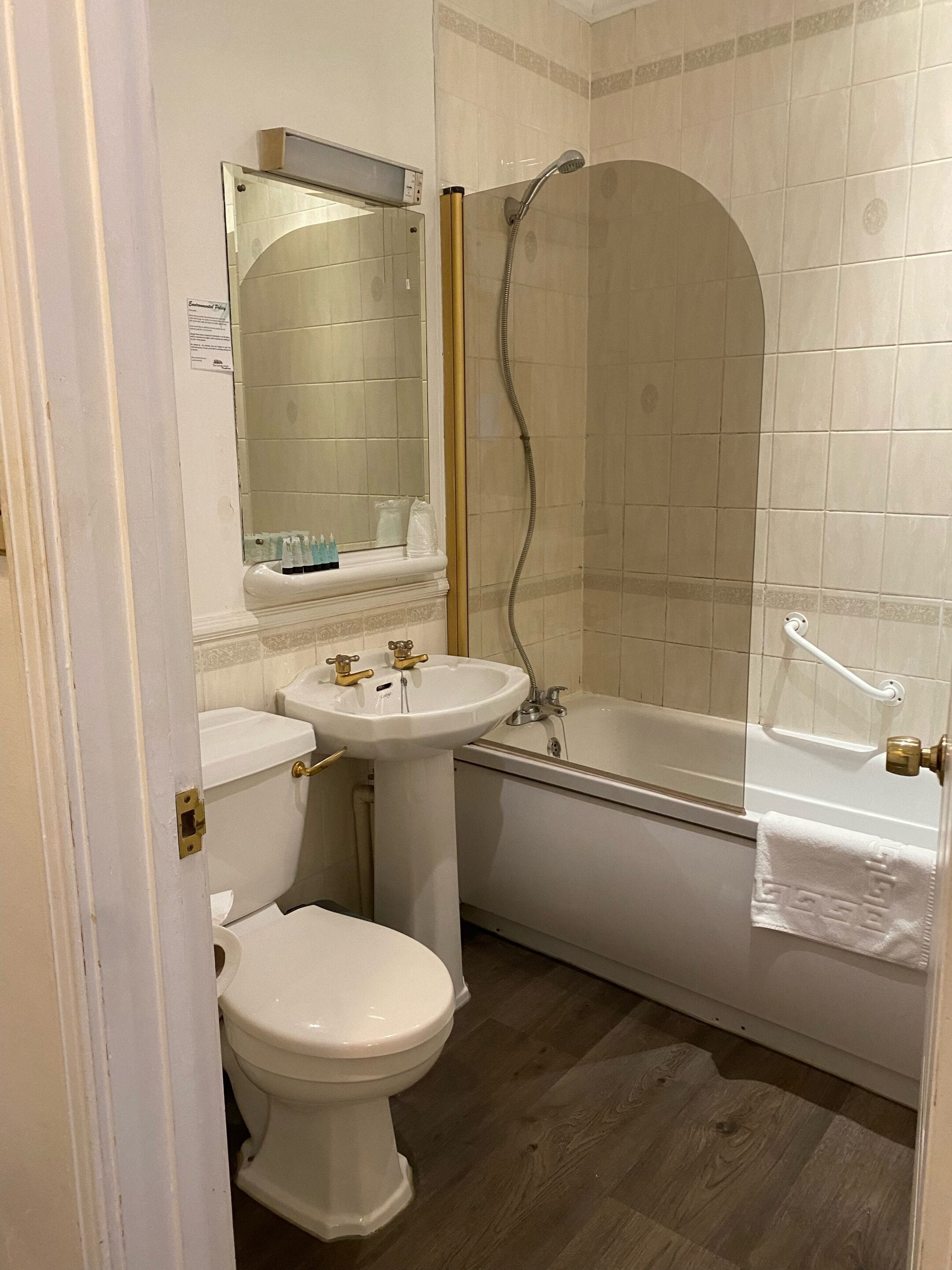 Standaard driepersoonskamer, en-suite badkamer (for up to 3 people) | Badkamer