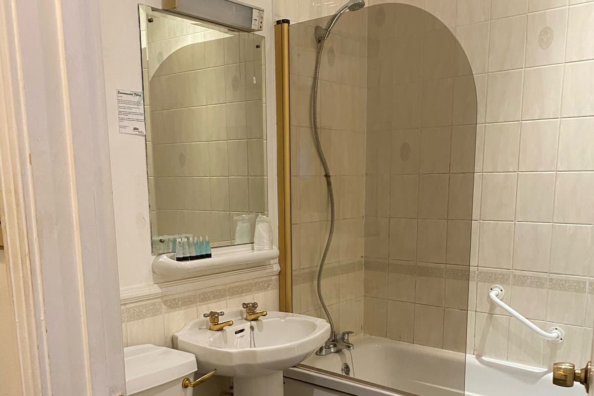 A bathroom with a toilet, sink, and bathtub.